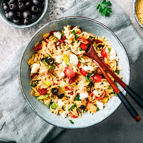 Salade grecque avec orzo et feta